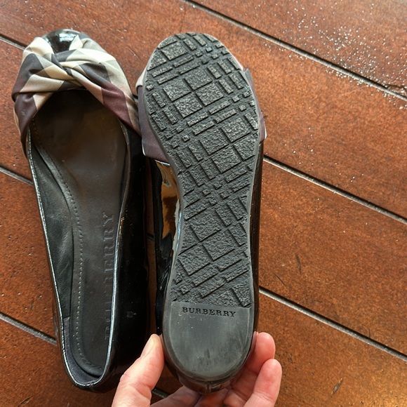 BURBERRY Patent Leather Flats. Size 36. Excellent condition! - Picture 12 of 15